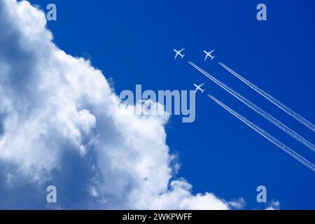 Trois avions de passagers blancs dans le ciel bleu Banque D'Images