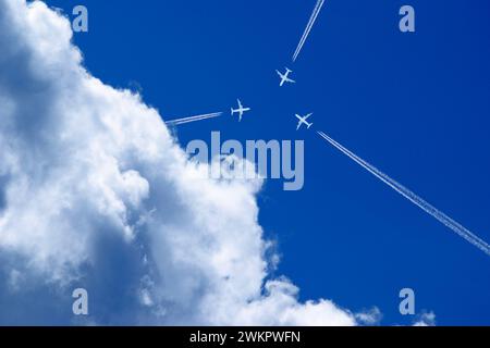 trois avions de passagers avec des traînées sur une trajectoire de collision Banque D'Images