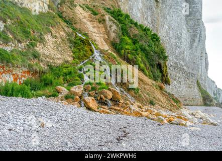 Petite fontaine côtière vue près de Fécamp, une commune du département de Seine-maritime dans la région Normandie dans le nord-ouest de la France Banque D'Images