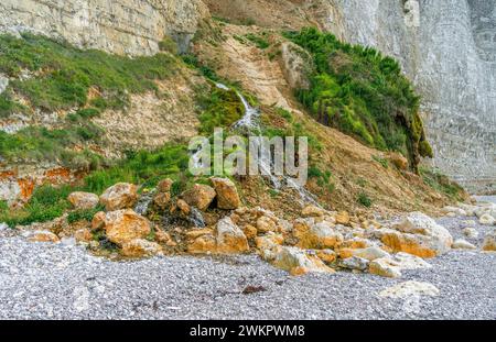 Petite fontaine côtière vue près de Fécamp, une commune du département de Seine-maritime dans la région Normandie dans le nord-ouest de la France Banque D'Images