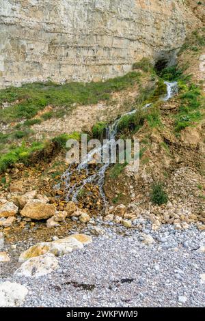Petite fontaine côtière vue près de Fécamp, une commune du département de Seine-maritime dans la région Normandie dans le nord-ouest de la France Banque D'Images