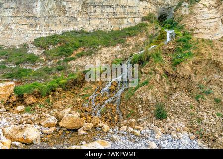 Petite fontaine côtière vue près de Fécamp, une commune du département de Seine-maritime dans la région Normandie dans le nord-ouest de la France Banque D'Images