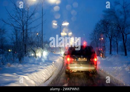 Mauvaise visibilité à travers le pare-brise sous la pluie et la neige, Munich, Bavière, Allemagne, Europe Banque D'Images