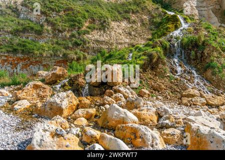Petite fontaine côtière vue près de Fécamp, une commune du département de Seine-maritime dans la région Normandie dans le nord-ouest de la France Banque D'Images