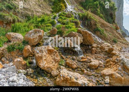 Petite fontaine côtière vue près de Fécamp, une commune du département de Seine-maritime dans la région Normandie dans le nord-ouest de la France Banque D'Images