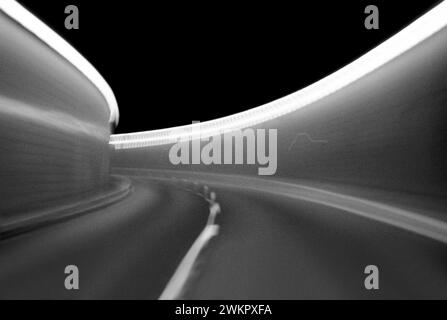 vue du tunnel de voiture vue de la voiture, flou de mouvement Banque D'Images