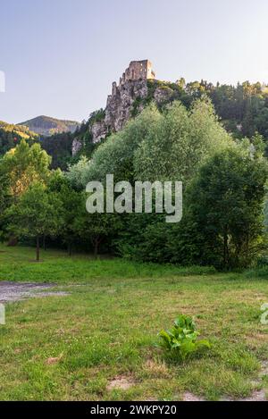 Château de Strecno au-dessus de la rivière Vah près de la ville de Zilina en Slovaquie pendant la soirée d'été Banque D'Images