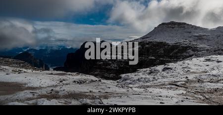 L'Antersas sommet de montagne au-dessus de Rifugio Boe dans les Dolomites pendant le matin d'été avec un peu de neige fraîche Banque D'Images