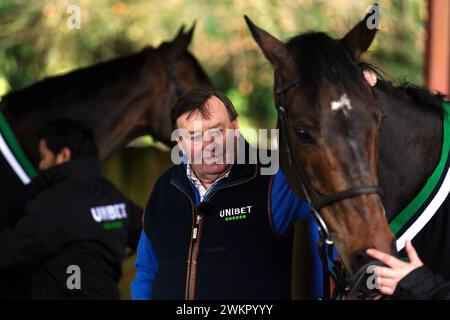 Entraîneur Nicky Henderson avec le cheval Constitution Hill (à droite) et Jonbon en arrière-plan (à gauche) lors d'une visite de la cour de Nicky Henderson à Seven Barrows à Lambourn, Berkshire. Date de la photo : jeudi 22 février 2024. Banque D'Images