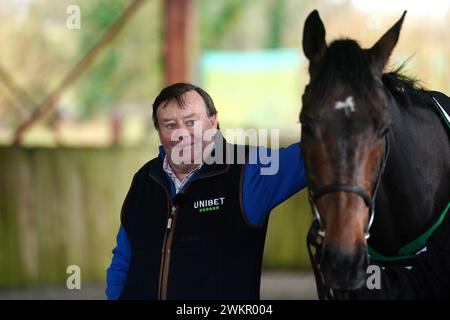 L'entraîneur Nicky Henderson (à gauche) avec le cheval Constitution Hill lors d'une visite à la cour de Nicky Henderson à Seven Barrows à Lambourn, Berkshire. Date de la photo : jeudi 22 février 2024. Banque D'Images