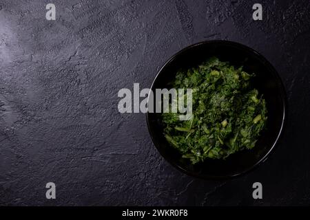 Bol de bette bouillie sur une table. Banque D'Images