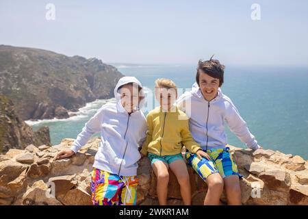 Famille avec enfants, frères et sœurs, visite du point le plus à l'ouest de l'Europe, Cabo Da Roca, pendant les vacances d'été en famille au Portugal Banque D'Images