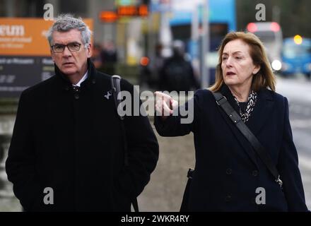 Tony Keohane, président de la FAI (à gauche), et Liz Joyce, directrice indépendante de la FAI, arrivant à Leinster House, Dublin, pour une comparution devant le Comité des comptes publics, qui examine les questions liées à la supervision et à la gouvernance du financement de la Football Association of Ireland (FAI) par Sport Ireland et le ministère du Tourisme, de la culture, des Arts, du Gaeltacht, du Sport et des médias. Date de la photo : jeudi 22 février 2024. Banque D'Images