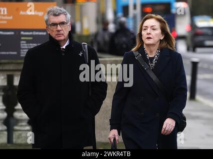 Tony Keohane, président de la FAI (à gauche), et Liz Joyce, directrice indépendante de la FAI, arrivant à Leinster House, Dublin, pour une comparution devant le Comité des comptes publics, qui examine les questions liées à la supervision et à la gouvernance du financement de la Football Association of Ireland (FAI) par Sport Ireland et le ministère du Tourisme, de la culture, des Arts, du Gaeltacht, du Sport et des médias. Date de la photo : jeudi 22 février 2024. Banque D'Images