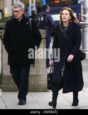 Tony Keohane, président de la FAI (à gauche), et Liz Joyce, directrice indépendante de la FAI, arrivant à Leinster House, Dublin, pour une comparution devant le Comité des comptes publics, qui examine les questions liées à la supervision et à la gouvernance du financement de la Football Association of Ireland (FAI) par Sport Ireland et le ministère du Tourisme, de la culture, des Arts, du Gaeltacht, du Sport et des médias. Date de la photo : jeudi 22 février 2024. Banque D'Images