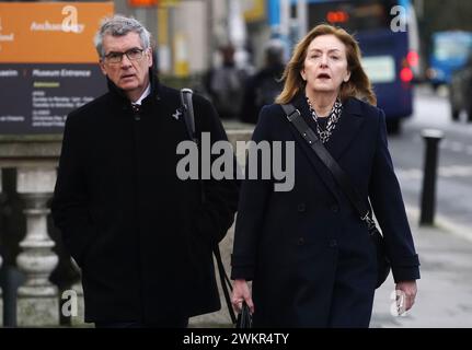 Tony Keohane, président de la FAI (à gauche), et Liz Joyce, directrice indépendante de la FAI, arrivant à Leinster House, Dublin, pour une comparution devant le Comité des comptes publics, qui examine les questions liées à la supervision et à la gouvernance du financement de la Football Association of Ireland (FAI) par Sport Ireland et le ministère du Tourisme, de la culture, des Arts, du Gaeltacht, du Sport et des médias. Date de la photo : jeudi 22 février 2024. Banque D'Images