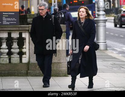 Tony Keohane, président de la FAI (à gauche), et Liz Joyce, directrice indépendante de la FAI, arrivant à Leinster House, Dublin, pour une comparution devant le Comité des comptes publics, qui examine les questions liées à la supervision et à la gouvernance du financement de la Football Association of Ireland (FAI) par Sport Ireland et le ministère du Tourisme, de la culture, des Arts, du Gaeltacht, du Sport et des médias. Date de la photo : jeudi 22 février 2024. Banque D'Images