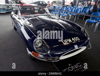 Vue de trois quarts de face d'une Jaguar E-type Roadster 1961 'Project ZP' ex-Tommy Sopwith Equipe Endeavour, en vente dans l'emblématique vente aux enchères Silverstone Banque D'Images