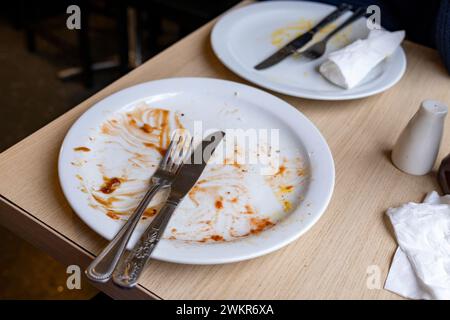 Assiette vide suite à un petit déjeuner anglais complet dans un café à cuillère grasse le 3 février 2024 à Birmingham, Royaume-Uni. Également connu sous le nom de CAF, ces endroits fournissent le petit déjeuner et la nourriture bon marché toute la journée. Ce repas et ces cafés sont en quelque sorte une institution britannique. Banque D'Images