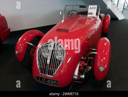 Vue de trois quarts de face d'une rare Healey Silverstone E-type 1950 en vente dans l'emblématique vente aux enchères, au Festival de Silverstone 2023 Banque D'Images