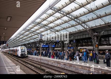 Train régional Rhine-Ruhr Express à la gare centrale de Cologne, Allemagne. Regionalbahn Rhein-Ruhr-Express im Hauptbahnhof, Koeln, Deutschland. Banque D'Images