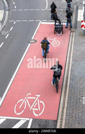 Piste cyclable élargie sur la rue am Domhof près de la cathédrale, Cologne, Allemagne. Verbreiterter Radweg auf der Strasse am Domhof nahe Dom, Koeln, Deut Banque D'Images