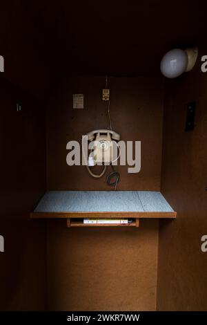 Une vieille cabine téléphonique rétro publique pour la communication Banque D'Images