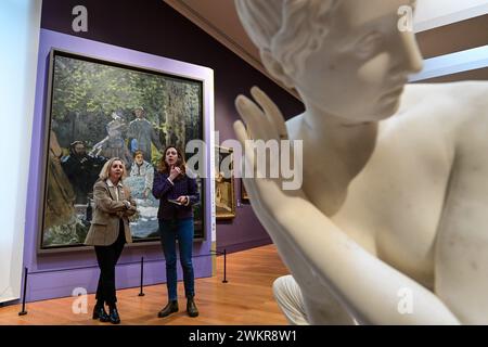 © PHOTOPQR/L'est REPUBLICAIN/Franck LALLEMAND ; Besançon ; 22/02/2024 ; Besançon (25) PRESENTATION DE L'OEUVRE 'le déjeuner sur l'herbe' de Claude Monet prêtée par le musée d'Orsay au musée des beaux Arts de Besançon. Photo er/Franck Lallemand Besançon le 22 février 2024. Le Musée des Beaux-Arts et d’Archéologie de Besançon accueille l’œuvre « déjeuner sur l’herbe » de Claude Monet. *** Légende locale *** crédit : MAXPPP/Alamy Live News Banque D'Images