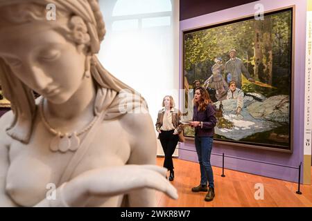 © PHOTOPQR/L'est REPUBLICAIN/Franck LALLEMAND ; Besançon ; 22/02/2024 ; Besançon (25) PRESENTATION DE L'OEUVRE 'le déjeuner sur l'herbe' de Claude Monet prêtée par le musée d'Orsay au musée des beaux Arts de Besançon. Photo er/Franck Lallemand Besançon le 22 février 2024. Le Musée des Beaux-Arts et d’Archéologie de Besançon accueille l’œuvre « déjeuner sur l’herbe » de Claude Monet. *** Légende locale *** crédit : MAXPPP/Alamy Live News Banque D'Images