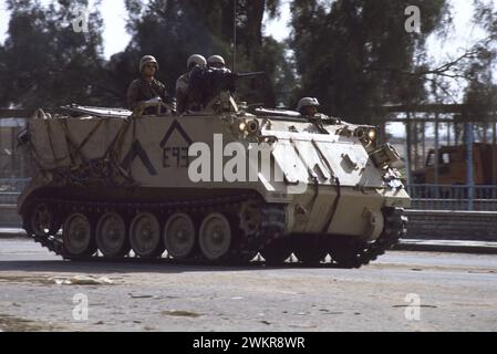 17 mars 1991 Un véhicule blindé de transport de troupes M113 de l'armée américaine de la 7e brigade du génie conduisant à travers Safwan dans le sud de l'Irak. Banque D'Images