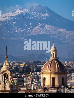 Le dôme de MInoriti et la cloche de Collegiata, derrière le volcan Etna Banque D'Images