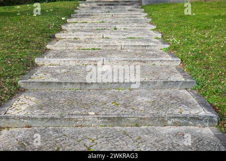 Escaliers en pierre anciens graduels dans un jardin. Prise de vue extérieure, vue de dessus, personne. Banque D'Images