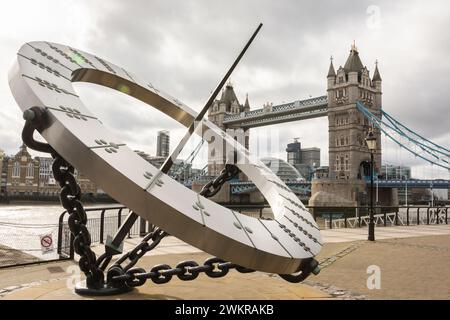 Cadran solaire géant de Wendy Taylor près de Tower Bridge, Londres, Angleterre, Royaume-Uni Banque D'Images