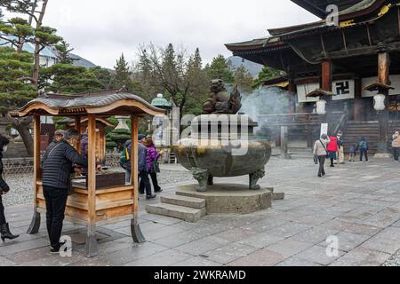 Nagano, Japon. Le grand brûleur d'encens, également appelé Daikoro, devant le Hondo ou salle principale Banque D'Images