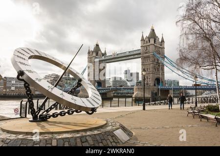 Cadran solaire géant de Wendy Taylor près de Tower Bridge, Londres, Angleterre, Royaume-Uni Banque D'Images