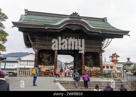 Nagano, Japon. La porte Niomon ou Niio du temple bouddhiste Zenko-ji. Les NiO sont des statues de deux Rois, gardiens bruyants et musclés du Bouddha Banque D'Images