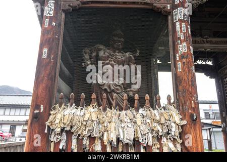 Nagano, Japon. La porte Niomon ou Niio du temple bouddhiste Zenko-ji. Les NiO sont des statues de deux Rois, gardiens bruyants et musclés du Bouddha Banque D'Images