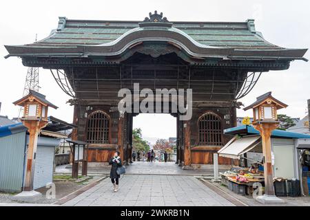 Nagano, Japon. La porte Niomon ou Niio du temple bouddhiste Zenko-ji. Les NiO sont des statues de deux Rois, gardiens bruyants et musclés du Bouddha Banque D'Images