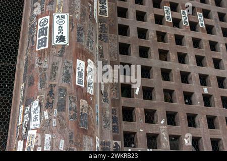 Nagano, Japon. La porte Niomon ou Niio du temple bouddhiste Zenko-ji. Les NiO sont des statues de deux Rois, gardiens bruyants et musclés du Bouddha Banque D'Images