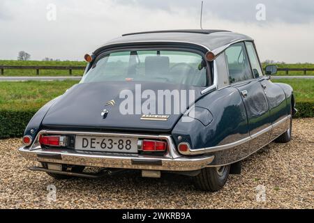 Brummen, pays-Bas, 17.02.2024, vue arrière de la Citroën DS 23 classique de 1972 à la Galerie Aaldering Banque D'Images