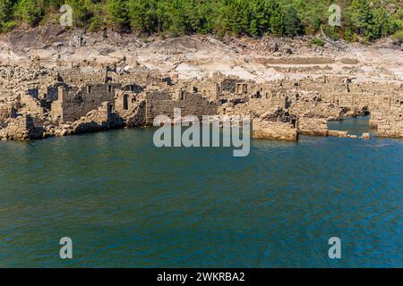 Les anciennes ruines de Vilarinho das Furnas, situé à Campo de Geres, Terras de Bouro, sur les bords de la rivière Homem Banque D'Images