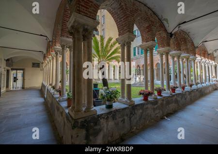 GÊNES, ITALIE, 23 MAI 2023 - vue du cloître de l'église San Matteo dans le centre historique de Gênes, Italie Banque D'Images