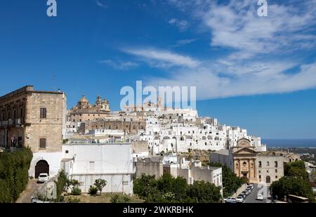 OSTUNI, ITALIE, 12 JUILLET 2023 - vue panoramique du village d'Ostuni, province de Brindisi, Pouilles, Italie Banque D'Images