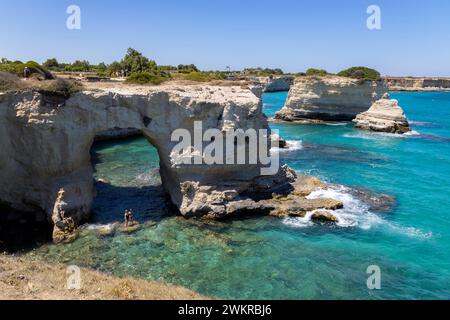 MELENDUGNO, ITALIE, 13 JUILLET 2022 - les falaises et les piles de Sant'Andrea à Melendugno, région du Salento, province de Lecce, Pouilles, Italie Banque D'Images