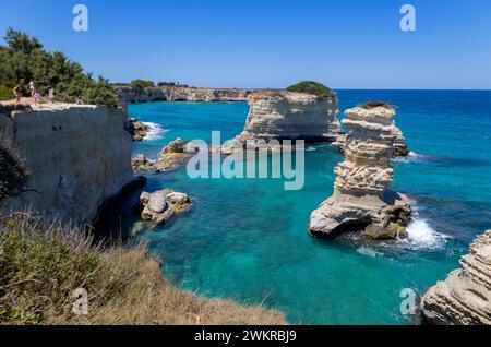 MELENDUGNO, ITALIE, 13 JUILLET 2022 - les falaises et les piles de Sant'Andrea à Melendugno, région du Salento, province de Lecce, Pouilles, Italie Banque D'Images