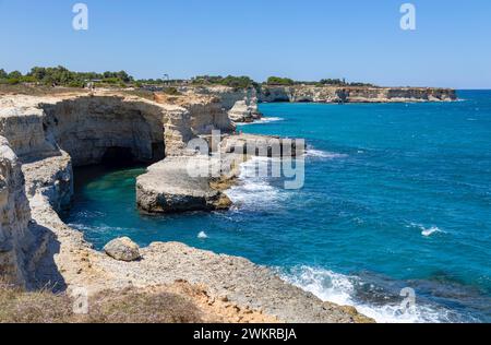 Les falaises et les piles de Sant'Andrea à Melendugno, région du Salento, province de Lecce, Pouilles, Italie Banque D'Images