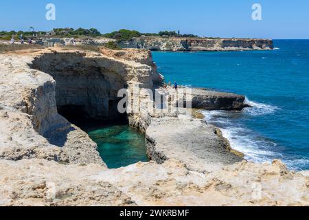 MELENDUGNO, ITALIE, 13 JUILLET 2022 - les falaises et les piles de Sant'Andrea à Melendugno, région du Salento, province de Lecce, Pouilles, Italie Banque D'Images