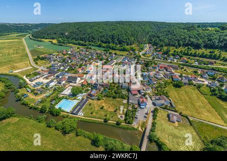 Vue sur la vallée idyllique de Altmühltal près du village de Breitenfurt près de Eichstätt Banque D'Images