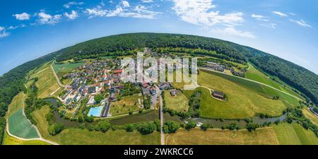 Vue sur la vallée idyllique de Altmühltal près du village de Breitenfurt près de Eichstätt Banque D'Images