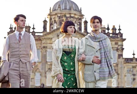 BRIDESHEAD A REVISITÉ le film de Buena Vista International de 2008 avec de gauche à droite : Matthew Goode dans le rôle de Charles Ryder, Hayley Atwell dans le rôle de Lady Julia Flyte, Ben Whishaw dans le rôle de Lord Sebastian Flyte Banque D'Images